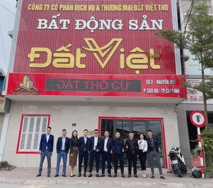 C&ocirc;ng ty Cổ phần Dịch vụ v&agrave; Thương mại Đất Việt TND c&oacute; trụ sở ch&iacute;nh tại số 2 Đường Nguyễn Huệ phường Sao Đỏ, TP Ch&iacute; Linh v&agrave; hai chi nh&aacute;nh tại thị trấn Phủ, huyện B&igrave;nh Giang v&agrave; số 48 đường Hữu Nghị, phường Sao Đỏ, TP Ch&iacute; Linh.