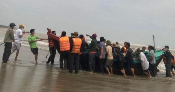 Thuyền cá bị sóng đánh lật trên biển, một ngư dân mất tích