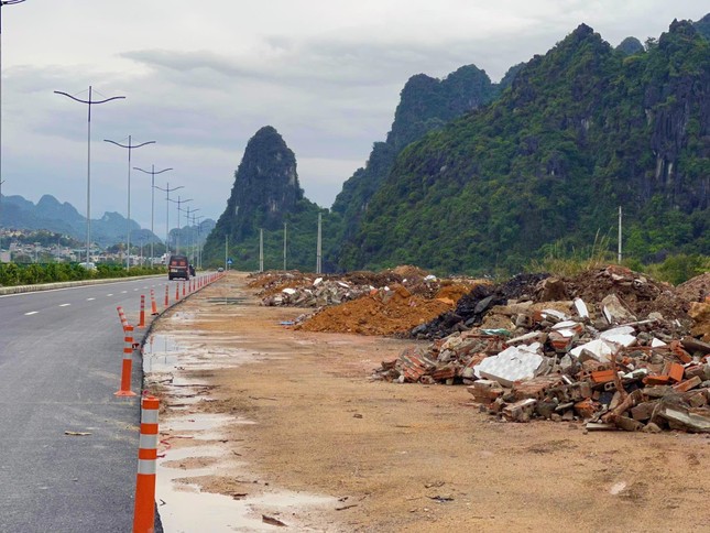 Đường bao biển đẹp nhất Quảng Ninh biến th&agrave;nh nơi đổ r&aacute;c x&acirc;y dựng ảnh 4