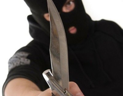 Đang ngủ cô gái bị nam thanh niên dùng dao đe doạ cướp tài sản lúc rạng sáng