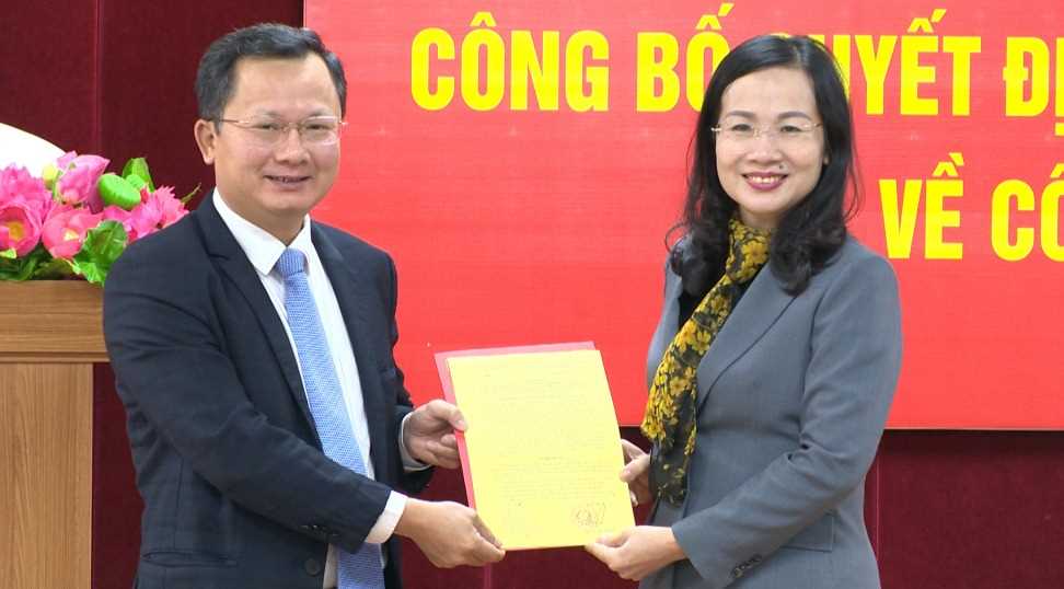 Phó Chủ tịch Thường trực UBND tỉnh Cao Tường Huy trao quyết định cho tân Giám đốc Sở Nội vụ.