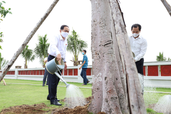 4.4- Tran Thanh Man trong cay luu niem