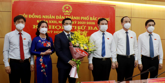 Các đồng chí lãnh đạo Thành ủy, HĐND, UBND TP chúc mừng đồng chí Đào Công Hùng.