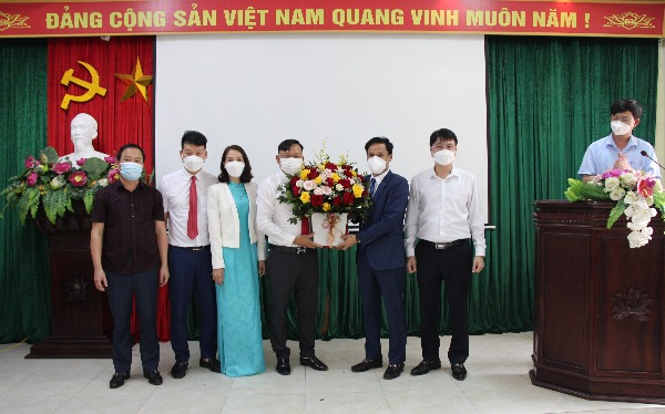 Lãnh đạo huyện tặng hoa chúc mừng.