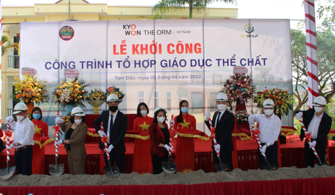 Đại biểu thực hiện nghi lễ khởi công công trình tổ hợp giáo dục thể chất.