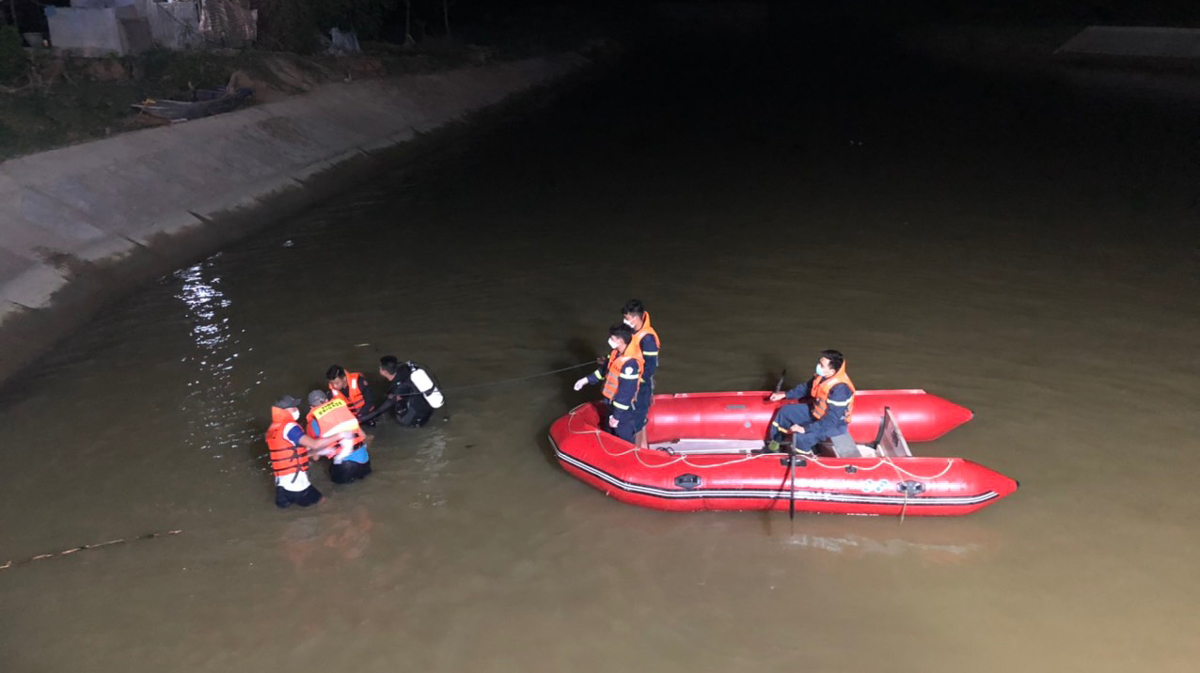 Lực lượng Cảnh sát PCCC &amp;amp; CNCH xuyên đêm tìm kiếm các nạn nhân