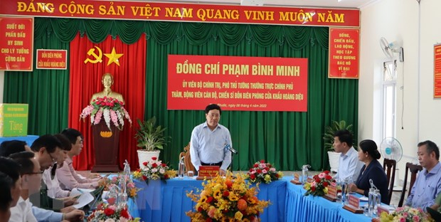 Phó Thủ tướng Thường trực Chính phủ Phạm Bình Minh thăm và làm việc với Đồn Biên phòng Cửa khẩu Hoàng Diệu đóng quân trên địa bàn xã Hưng Phước, huyện Bù Đốp, tỉnh Bình Phước. (Ảnh: Sỹ Tuyên/TTXVN)