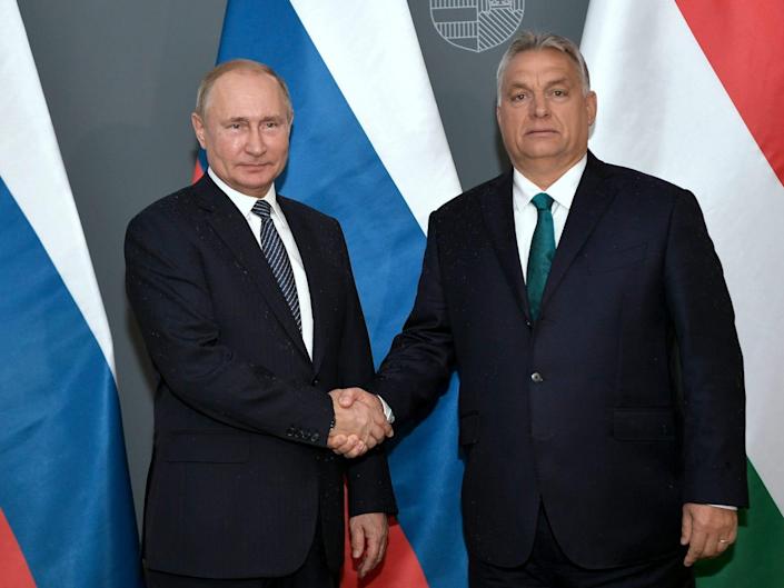 Thủ tướng Hungary Viktor Orban, phải, v&agrave; Tổng thống Nga Vladimir Putin chụp ảnh chung trước một cuộc hội đ&agrave;m ở Budapest, Hungary, ng&agrave;y 30 /10/2019. Ảnh AP