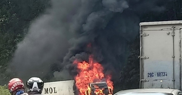 Xe container đang chạy bỗng bốc cháy dữ dội trên Quốc lộ 6