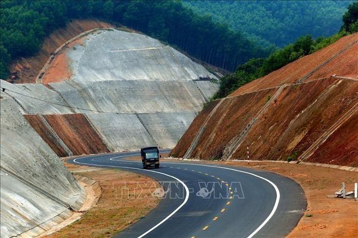 Yêu cầu chấm dứt hợp đồng với nhà thầu chậm tiến độ cao tốc Bắc - Nam. Ảnh minh họa: TTXVN