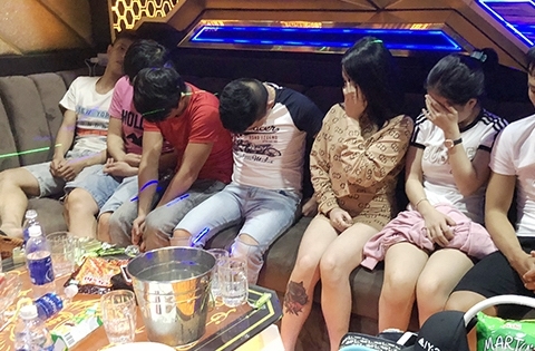 Bắt 2 đối tượng mở "tiệc ma tuý" trong quán karaoke
