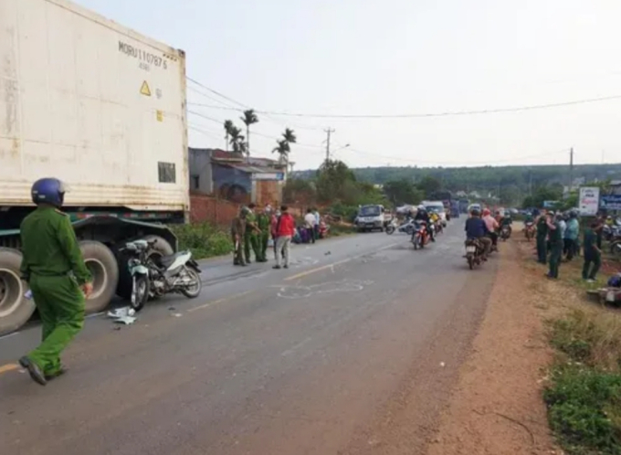 Hiện trường vụ tai nạn nghiêm trọng làm 2 người đi trên xe máy tử vong tại chỗ.( Ảnh: H.M)