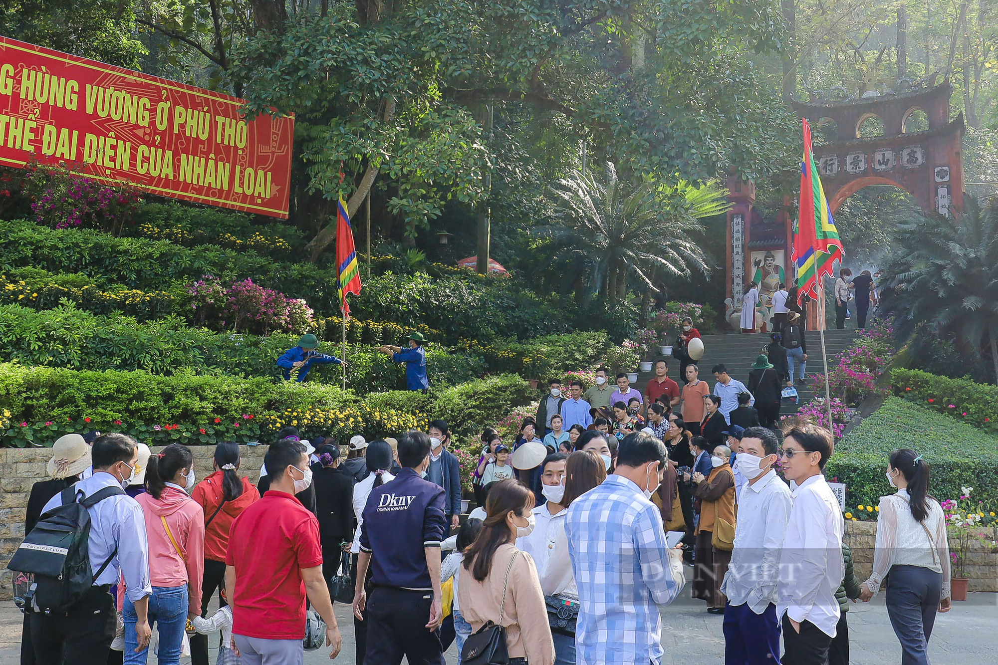 Người dân tấp nập đi dâng hương sớm tại Đền Hùng. Ảnh: Ngọc Hải