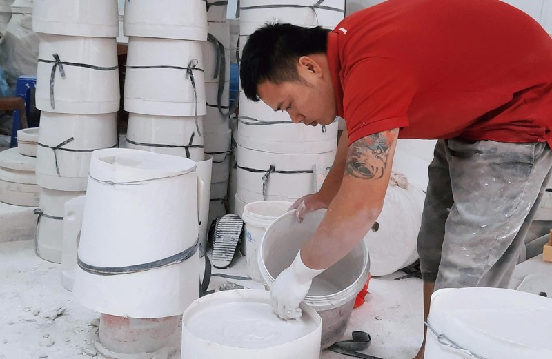 C&ocirc;ng đoạn chuẩn bị nguy&ecirc;n liệu l&agrave;m gốm