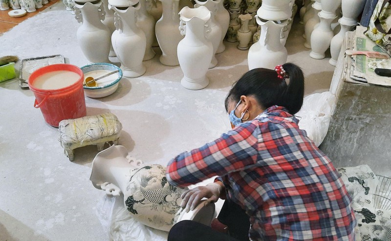 Đặc trưng của gốm Bát Tràng có lẽ là việc trang trí thủ công tinh xảo