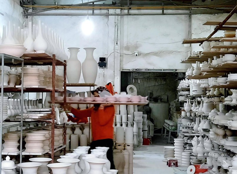 Công đoạn đưa sản phẩm vào những lò ga để nung