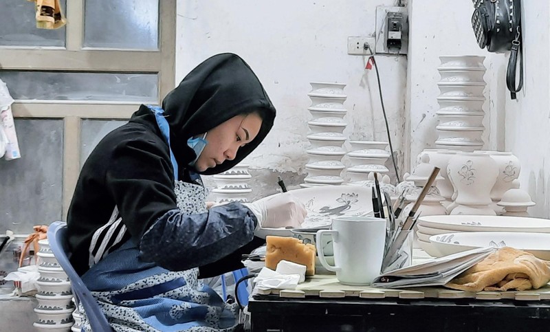 Nghệ nhân đang sửa lại lần cuối để cho ra những sản phẩm hoàn thiện nhất trước khi bày bán