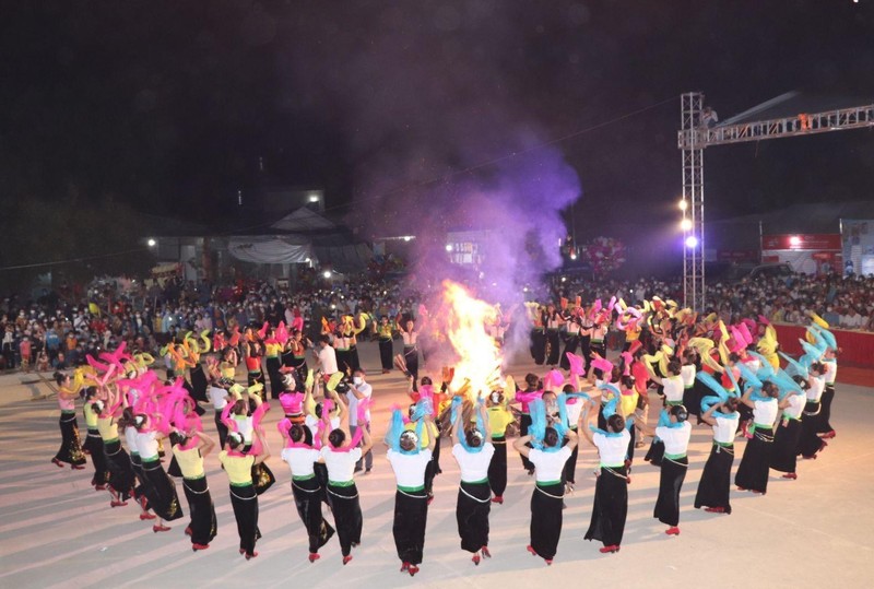 Điệu xòe vòng tròn cổ tay là một trong các điệu xòe của dân tộc Thái. (Ảnh: Nguyễn Nga)