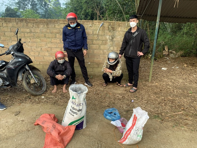 Hai đối tượng cùng tang vật của vụ án.