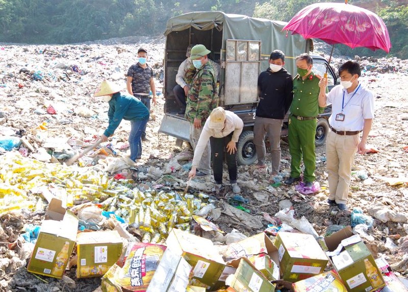 Lực lượng chức năng đang tiến hành tiêu hủy số bia không rõ nguồn gốc. (Ảnh: Diệu Loan - Phương Thúy)