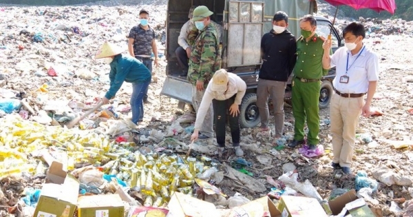 Hà Giang: Tiêu hủy hơn 1.400 chai bia không rõ nguồn gốc xuất xứ