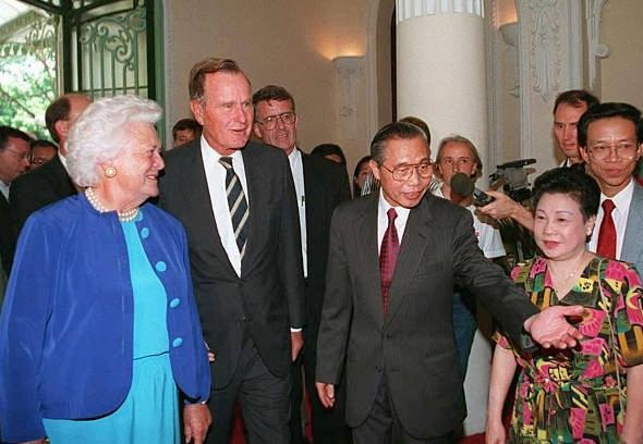 Cựu Tổng thống Mỹ Bush và phu nhân trong chuyến thăm Việt Nam năm 1995. Ảnh chụp màn hình Getty
