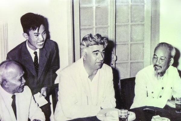 Ông Vũ Khoan (thứ hai từ trái sang) trong lần dịch cho Bác Hồ. Ảnh tư liệu