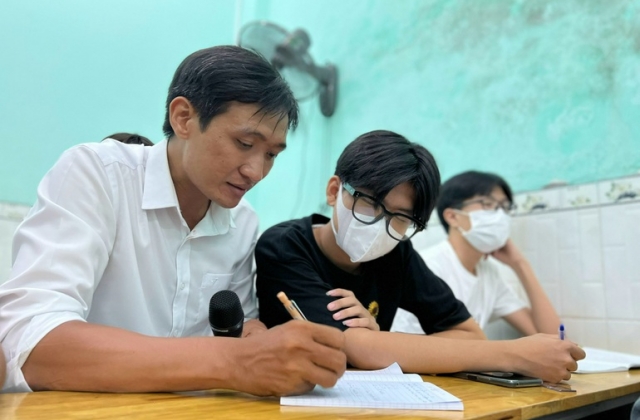 Thầy giáo trẻ ở nhà thuê để dành đất xây lớp, dạy miễn phí trọn đời