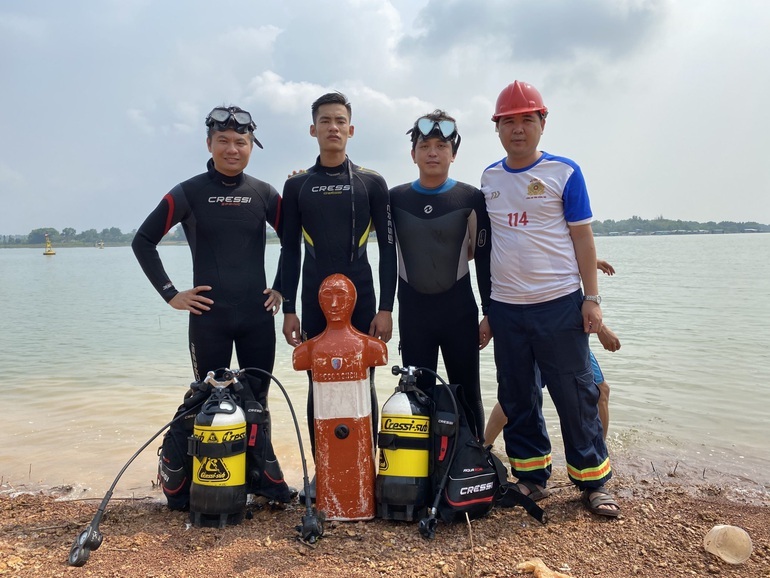 Trung úy Ngô Hiếu (bên trái ngoài cùng) đang cùng đồng đội tập luyện lặn ở hồ Trị An, Đồng Nai (Ảnh: Nhân vật cung cấp).