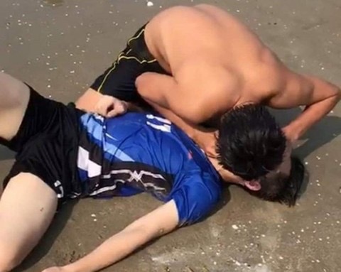 Trung úy Thái Ngô Hiếu hô hấp nhân tạo cứu người đuối nước ở bãi biển Bà Rịa - Vũng Tàu