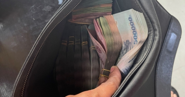 Phát hiện chiếc túi có gần 1 tỷ đồng tiền mặt, chủ quán ăn lên mạng xã hội tìm vị khách để quên