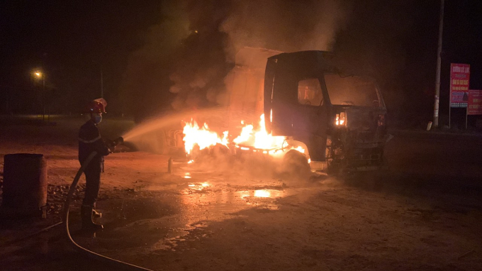 Hình ảnh đầu xe rơ móc bị cháy.