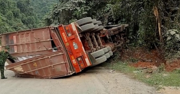 Xe đầu kéo tông vào vách núi, tài xế tử vong