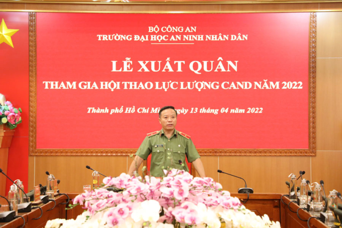 Thiếu tướng, PGS. TS Phan Xuân Tuy, Bí thư Đảng ủy, Hiệu trưởng phát biểu tại Lễ Xuất quân.