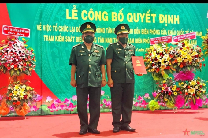 Trao quyết định về nh&acirc;n sự c&aacute;n bộ cho c&aacute;n bộ đồn Bi&ecirc;n ph&ograve;ng cửa khẩu quốc tế T&acirc;n Nam.