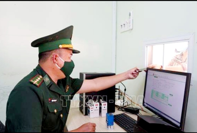 BĐBP l&agrave;m thủ tục xuất nhập cảnh tại cửa khẩu quốc tế T&acirc;n Nam.