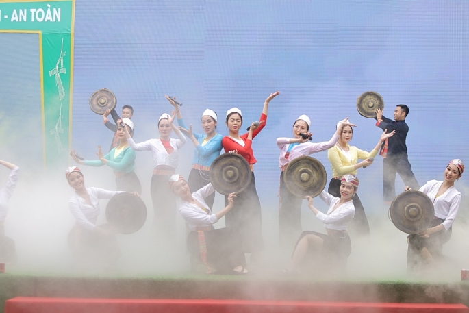 Tiết mục văn nghệ chào mừng lễ khai trương