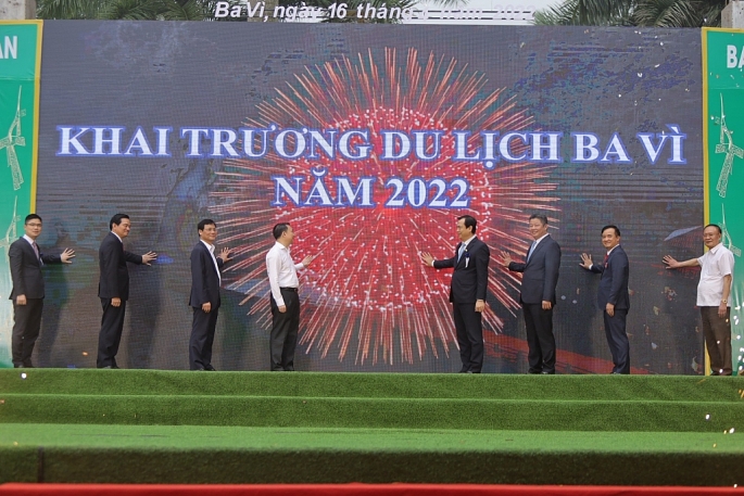 Các đại biểu tham gia bấm nút khai trương du lịch Ba Vì năm 2022.