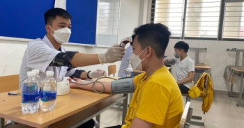 Hình ảnh học sinh khối 6 đầu tiên tại Hà Nội được tiêm vaccine COVID-19