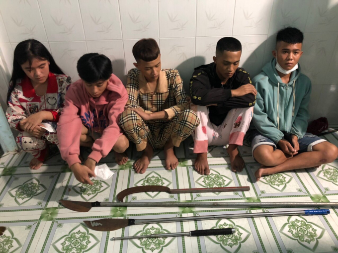 Các đối tượng cúi đầu nhận tội cùng tang vật