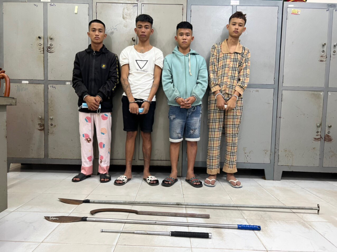 4 đối tượng Trường, Đạt, Phước, Dễ cùng 3 “dao phóng lợn” thu giữ tại phòng trọ.