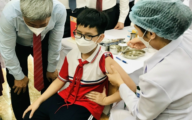 Khi n&agrave;o H&agrave; Nội ti&ecirc;m vaccine cho trẻ từ 5-11 tuổi?