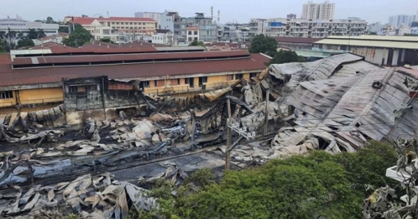 Cháy kho hàng gần ký túc xá, sinh viên phải sơ tán