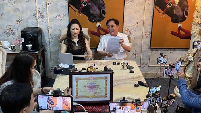 Từ các buổi livestream ồn ào của bà Nguyễn Phương Hằng, xuất hiện nhiều người ủng hộ quan điểm một cách tiêu cực và có dấu hiệu vi phạm pháp luật. Ảnh: chụp màn hình