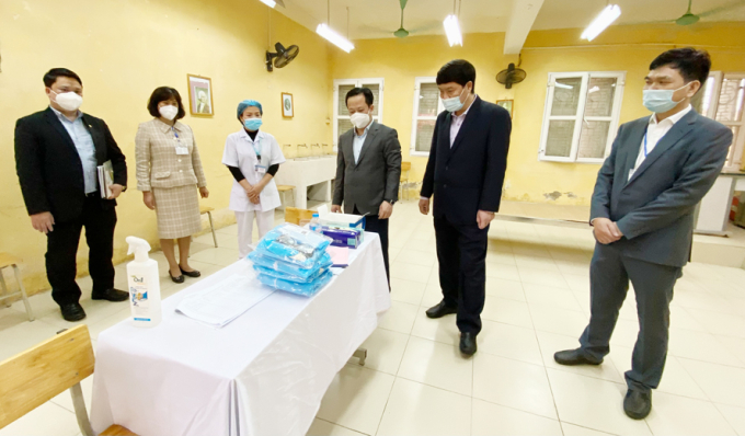  Đoàn công tác của Sở Giáo dục và Đào tạo Hà Nội kiểm tra phòng y tế của điểm thi Trường Trung học cơ sở Nguyễn Trường Tộ (quận Đống Đa). 