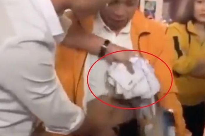 Hình ảnh cắt từ clip người dân lôi phong bì và tiền từ vùng