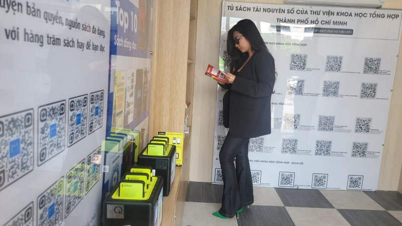 Thư viện số đặc biệt ch&uacute; trọng ph&aacute;t triển kh&ocirc;ng gian s&aacute;ch điện tử th&ocirc;ng qua m&atilde; QR để độc giả c&oacute; thể dễ d&agrave;ng truy cập t&igrave;m kiếm bằng điện thoại th&ocirc;ng minh - Ảnh: Quốc Ngọc