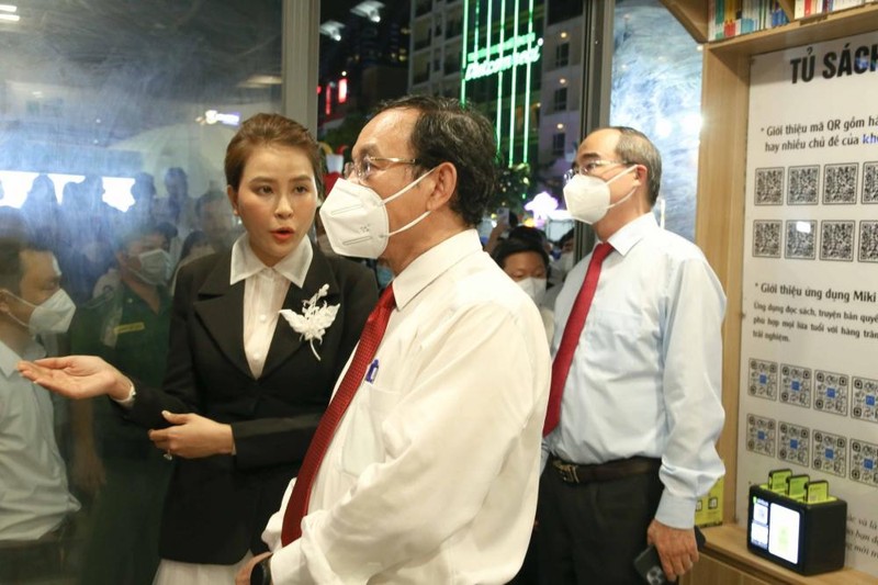 B&iacute; thư Th&agrave;nh ủy TPHCM Nguyễn Văn N&ecirc;n v&agrave; nguy&ecirc;n B&iacute; thư Th&agrave;nh ủy TPHCM Nguyễn Thiện Nh&acirc;n c&ugrave;ng đến tham quan chuỗi Thư viện số tại đường đi bộ Nguyễn Huệ - Ảnh: Quốc Ngọc