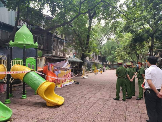 Lực lượng chức năng đang tiến hành phong tỏa hiện trường, điều tra làm rõ nguyên nhân vụ cháy. Ảnh N. Tiến