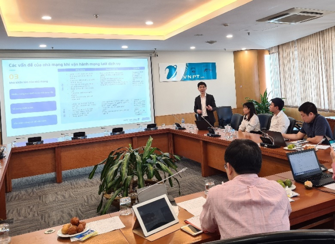 Nhóm tác giả One Home trình bày về giải pháp trước Hội đồng chấm giải Nhân tài Đất Việt lần thứ 16